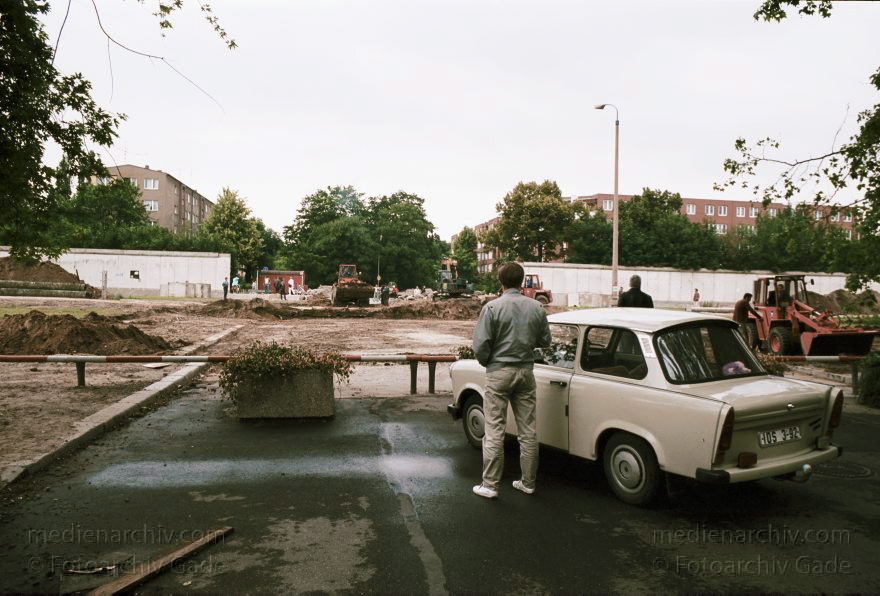 Berlin. Abbau der Berliner Mauer entlang der Bernauer Straße
15. Juni 1990. Berlin. Mitte. Wedding. DDR. Grenzstreifen entlang der Bernauer Straße. Seit Mittwoch. dem 13. 6. 1990. reissen Bautrupps entlang der gesamten Bernauer Straße die Mauer an verbauten Straßen ein. Bis zum 1. Juli sollen alle wieder passierbar sein. Obwohl an den Übergängen noch kontrolliert wird. kann man den Grenzstreifen überall betreten und ueberqueren.
Schlüsselwörter: Berlin;berlin wall;Berliner Mauer;Bernauer Straße;DDR;DDR Grenze;Deutsche Demokratische Republik;Deutschland;GDR;Germany;Grenze;iron curtain;Mauer;Mitte;Ostberlin;Ostzone;1990;Wachturm