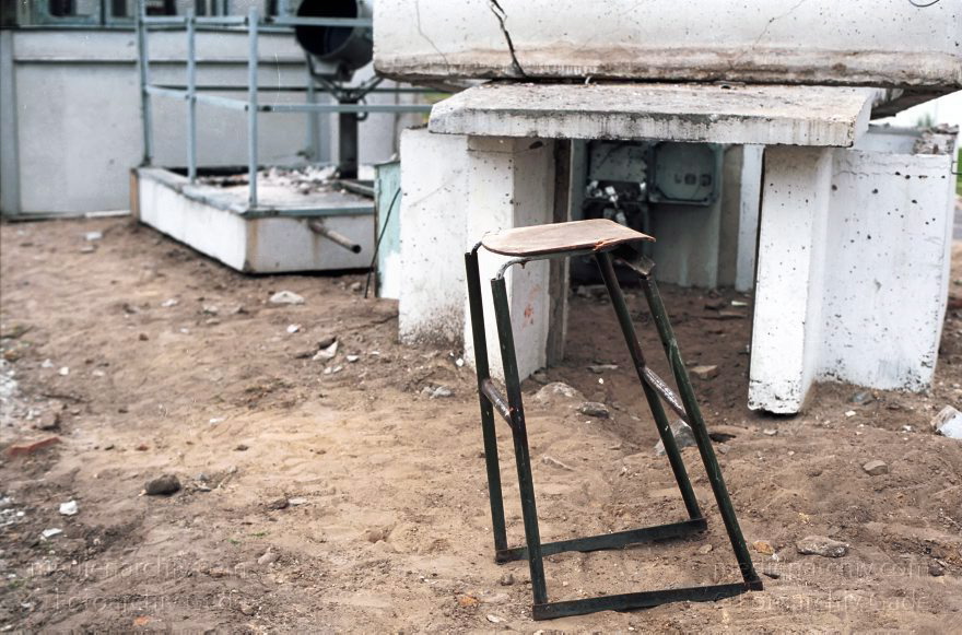 Berlin. Abbau der Berliner Mauer entlang der Bernauer Straße
15. Juni 1990. Berlin. Mitte. Wedding. DDR. Grenzstreifen entlang der Bernauer Straße. Seit Mittwoch. dem 13. 6. 1990. reissen Bautrupps entlang der gesamten Bernauer Straße die Mauer an verbauten Straßen ein. Bis zum 1. Juli sollen alle wieder passierbar sein. Obwohl an den Übergängen noch kontrolliert wird. kann man den Grenzstreifen überall betreten und ueberqueren.
Schlüsselwörter: Berlin;berlin wall;Berliner Mauer;Bernauer Straße;DDR;DDR Grenze;Deutsche Demokratische Republik;Deutschland;GDR;Germany;Grenze;iron curtain;Mauer;Mitte;Ostberlin;Ostzone;1990;Wachturm