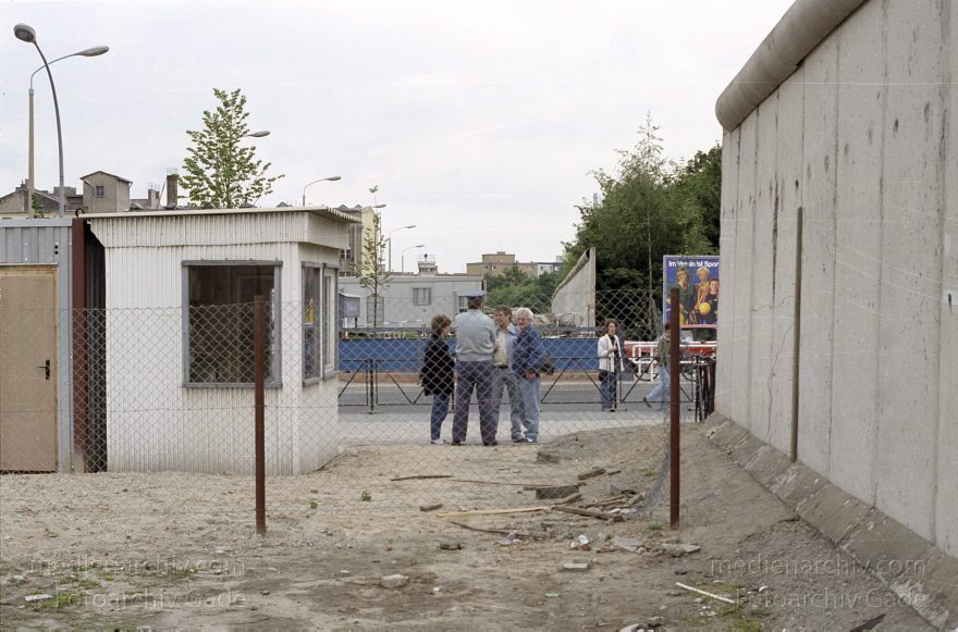 Berlin. Abbau der Berliner Mauer entlang der Bernauer Straße
15. Juni 1990. Berlin. Mitte. Wedding. DDR. Grenzstreifen entlang der Bernauer Straße. Seit Mittwoch. dem 13. 6. 1990. reissen Bautrupps entlang der gesamten Bernauer Straße die Mauer an verbauten Straßen ein. Bis zum 1. Juli sollen alle wieder passierbar sein. Obwohl an den Übergängen noch kontrolliert wird. kann man den Grenzstreifen überall betreten und ueberqueren.
Schlüsselwörter: Berlin;berlin wall;Berliner Mauer;Bernauer Straße;DDR;DDR Grenze;Deutsche Demokratische Republik;Deutschland;GDR;Germany;Grenze;iron curtain;Kontrollstelle;Mauer;Mitte;Ostberlin;1990;Ostzone