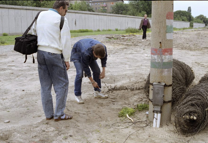 Berlin. Abbau der Berliner Mauer entlang der Bernauer Straße
15. Juni 1990. Berlin. Mitte. Wedding. DDR. Grenzstreifen entlang der Bernauer Straße. Rolle Stacheldraht. Souvenirjäger und Besucher schneiden sich Stücke davon ab.
Schlüsselwörter: Berlin;berlin wall;Berliner Mauer;Bernauer Straße;DDR;DDR Grenze;Deutsche Demokratische Republik;Deutschland;GDR;Germany;Grenze;iron curtain;Mauer;Mitte;Ostberlin;Ostzone;1990;Stacheldraht