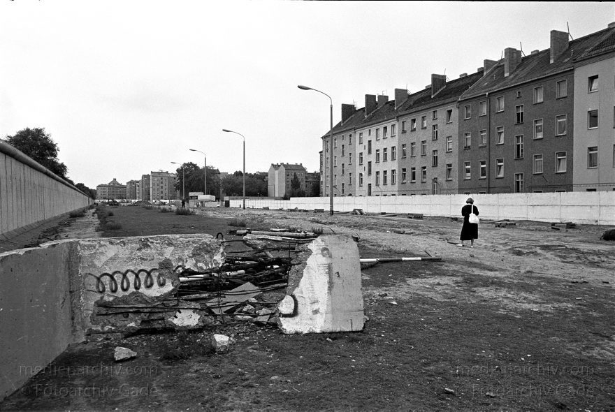 Berlin. Abbau der Berliner Mauer entlang der Bernauer Straße
15. Juni 1990. Berlin. Mitte. Wedding. DDR. Grenzstreifen entlang der Bernauer Straße. Seit Mittwoch. dem 13. 6. 1990. reissen Bautrupps entlang der gesamten Bernauer Straße die Mauer an verbauten Straßen ein. Bis zum 1. Juli sollen alle wieder passierbar sein. Obwohl an den Übergängen noch kontrolliert wird. kann man den Grenzstreifen überall betreten und ueberqueren.
Schlüsselwörter: Berlin;berlin wall;Berliner Mauer;Bernauer Straße;DDR;DDR Grenze;Deutsche Demokratische Republik;Deutschland;GDR;Germany;Grenze;iron curtain;Mauer;Mitte;Ostberlin;Ostzone;1990;Wachturm