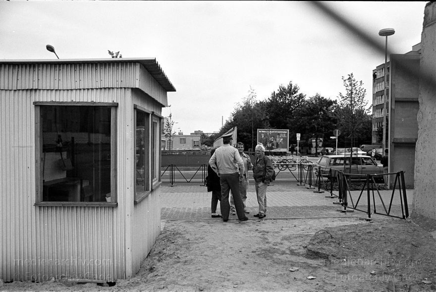 Berlin. Abbau der Berliner Mauer entlang der Bernauer Straße
15. Juni 1990. Berlin. Mitte. Wedding. DDR. Grenzstreifen entlang der Bernauer Straße. Seit Mittwoch. dem 13. 6. 1990. reissen Bautrupps entlang der gesamten Bernauer Straße die Mauer an verbauten Straßen ein. Bis zum 1. Juli sollen alle wieder passierbar sein. Obwohl an den Übergängen noch kontrolliert wird. kann man den Grenzstreifen überall betreten und ueberqueren.
Schlüsselwörter: Berlin;berlin wall;Berliner Mauer;Bernauer Straße;DDR;DDR Grenze;Deutsche Demokratische Republik;Deutschland;GDR;Germany;Grenze;iron curtain;Mauer;Mitte;Ostberlin;Ostzone;1990;Wachturm