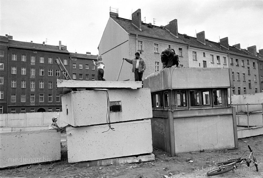 Berlin. Abbau der Berliner Mauer entlang der Bernauer Straße
15. Juni 1990. Berlin. Mitte. Wedding. DDR. Grenzstreifen entlang der Bernauer Straße. Seit Mittwoch. dem 13. 6. 1990. reissen Bautrupps entlang der gesamten Bernauer Straße die Mauer an verbauten Straßen ein. Bis zum 1. Juli sollen alle wieder passierbar sein. Obwohl an den Übergängen noch kontrolliert wird. kann man den Grenzstreifen überall betreten und ueberqueren.
Schlüsselwörter: Berlin;berlin wall;Berliner Mauer;Bernauer Straße;DDR;DDR Grenze;Deutsche Demokratische Republik;Deutschland;GDR;Germany;Grenze;iron curtain;Mauer;Mitte;Ostberlin;Ostzone;1990;Wachturm