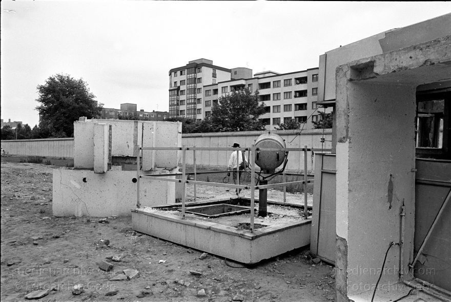 Berlin. Abbau der Berliner Mauer entlang der Bernauer Straße
15. Juni 1990. Berlin. Mitte. Wedding. DDR. Grenzstreifen entlang der Bernauer Straße. Seit Mittwoch. dem 13. 6. 1990. reissen Bautrupps entlang der gesamten Bernauer Straße die Mauer an verbauten Straßen ein. Bis zum 1. Juli sollen alle wieder passierbar sein. Obwohl an den Übergängen noch kontrolliert wird. kann man den Grenzstreifen überall betreten und ueberqueren.
Schlüsselwörter: Berlin;berlin wall;Berliner Mauer;Bernauer Straße;DDR;DDR Grenze;Deutsche Demokratische Republik;Deutschland;GDR;Germany;Grenze;iron curtain;Mauer;Mitte;Ostberlin;Ostzone;1990;Wachturm