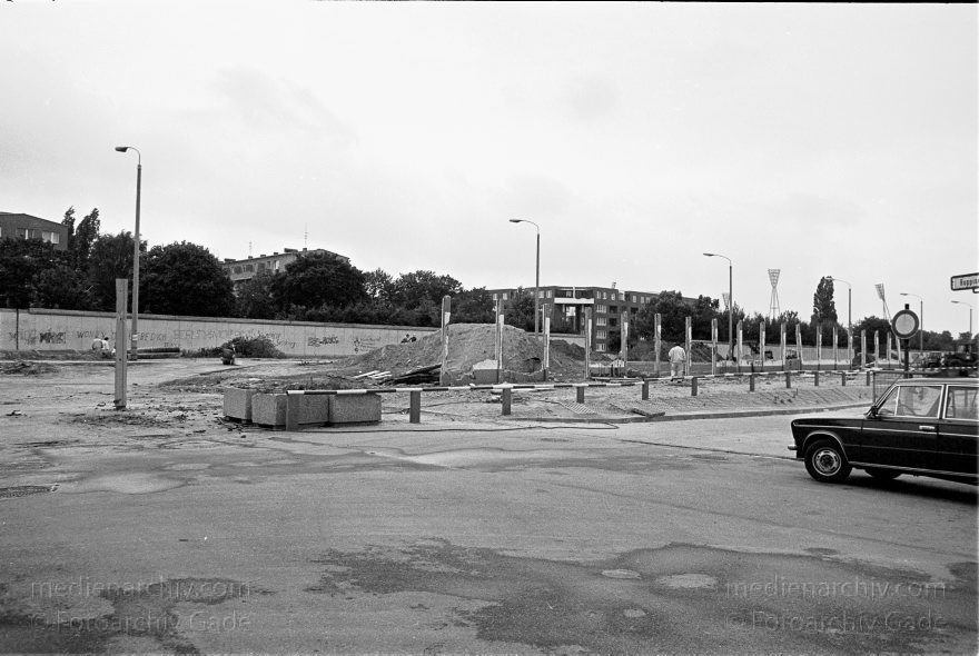 Berlin. Abbau der Berliner Mauer entlang der Bernauer Straße
15. Juni 1990. Berlin. Mitte. Wedding. DDR. Grenzstreifen entlang der Bernauer Straße. Seit Mittwoch. dem 13. 6. 1990. reissen Bautrupps entlang der gesamten Bernauer Straße die Mauer an verbauten Straßen ein. Bis zum 1. Juli sollen alle wieder passierbar sein. Obwohl an den Übergängen noch kontrolliert wird. kann man den Grenzstreifen überall betreten und ueberqueren.
Schlüsselwörter: Berlin;berlin wall;Berliner Mauer;Bernauer Straße;DDR;DDR Grenze;Deutsche Demokratische Republik;Deutschland;GDR;Germany;Grenze;iron curtain;Mauer;Mitte;Ostberlin;Ostzone;1990;Wachturm