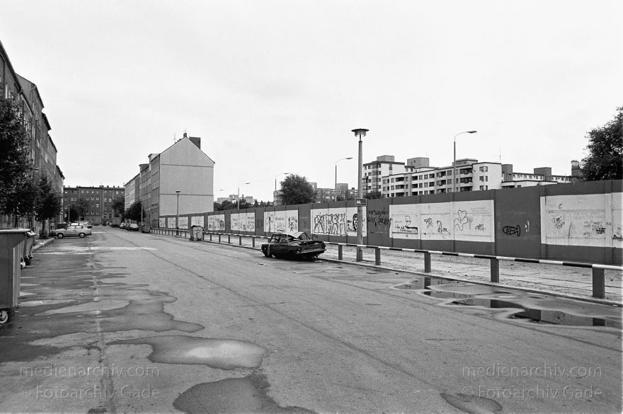 Berlin. Abbau der Berliner Mauer entlang der Bernauer Straße
15. Juni 1990. Berlin. Mitte. Wedding. DDR. Grenzstreifen entlang der Bernauer Straße. Seit Mittwoch. dem 13. 6. 1990. reissen Bautrupps entlang der gesamten Bernauer Straße die Mauer an verbauten Straßen ein. Bis zum 1. Juli sollen alle wieder passierbar sein. Obwohl an den Übergängen noch kontrolliert wird. kann man den Grenzstreifen überall betreten und ueberqueren.
Schlüsselwörter: Berlin;berlin wall;Berliner Mauer;Bernauer Straße;DDR;DDR Grenze;Deutsche Demokratische Republik;Deutschland;GDR;Germany;Grenze;iron curtain;Mauer;Mitte;Ostberlin;Ostzone;1990;Wachturm