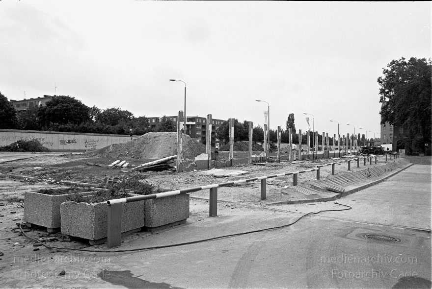 Berlin. Abbau der Berliner Mauer entlang der Bernauer Straße
15. Juni 1990. Berlin. Mitte. Wedding. DDR. Grenzstreifen entlang der Bernauer Straße. Seit Mittwoch. dem 13. 6. 1990. reissen Bautrupps entlang der gesamten Bernauer Straße die Mauer an verbauten Straßen ein. Bis zum 1. Juli sollen alle wieder passierbar sein. Obwohl an den Übergängen noch kontrolliert wird. kann man den Grenzstreifen überall betreten und ueberqueren.
Schlüsselwörter: Berlin;berlin wall;Berliner Mauer;Bernauer Straße;DDR;DDR Grenze;Deutsche Demokratische Republik;Deutschland;GDR;Germany;Grenze;iron curtain;Mauer;Mitte;Ostberlin;Ostzone;1990;Wachturm