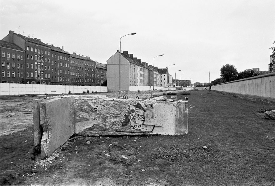 Berlin. Abbau der Berliner Mauer entlang der Bernauer Straße
15. Juni 1990. Berlin. Mitte. Wedding. DDR. Grenzstreifen entlang der Bernauer Straße. Seit Mittwoch. dem 13. 6. 1990. reissen Bautrupps entlang der gesamten Bernauer Straße die Mauer an verbauten Straßen ein. Bis zum 1. Juli sollen alle wieder passierbar sein. Obwohl an den Übergängen noch kontrolliert wird. kann man den Grenzstreifen überall betreten und ueberqueren.
Schlüsselwörter: Berlin;berlin wall;Berliner Mauer;Bernauer Straße;DDR;DDR Grenze;Deutsche Demokratische Republik;Deutschland;GDR;Germany;Grenze;iron curtain;Mauer;Mitte;Ostberlin;Ostzone;1990;Wachturm