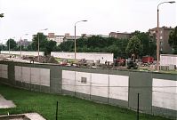 Berliner-Mauer-Mitte-Bernauer-Strasse-19900615-099.jpg