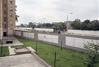 Berliner-Mauer-Mitte-Bernauer-Strasse-19900615-100.jpg