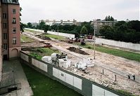 Berliner-Mauer-Mitte-Bernauer-Strasse-19900615-104.jpg