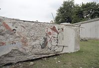Berliner-Mauer-Mitte-Bernauer-Strasse-19900615-154.jpg