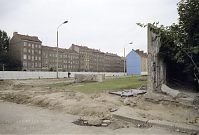 Berliner-Mauer-Mitte-Bernauer-Strasse-19900615-201.jpg