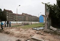 Dateiname=Berliner-Mauer-Mitte-Bernauer-Strasse-19900615-202.jpg
Dateigröße=220KB
Abmessungen: 880x601
hinzugefügt am: 04. Januar 2016 Berliner-Mauer-Mitte-Bernauer-Strasse-19900615-202.jpg