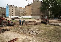 Dateiname=Berliner-Mauer-Mitte-Bernauer-Strasse-19900615-209.jpg
Dateigröße=297KB
Abmessungen: 880x599
hinzugefügt am: 04. Januar 2016 Berliner-Mauer-Mitte-Bernauer-Strasse-19900615-209.jpg