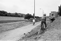 Dateiname=Berliner-Mauer-Mitte-Bernauer-Strasse-19900615-309.jpg
Dateigröße=216KB
Abmessungen: 880x599
hinzugefügt am: 04. Januar 2016 Berliner-Mauer-Mitte-Bernauer-Strasse-19900615-309.jpg