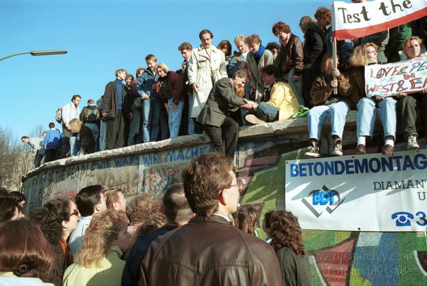 Menschen auf der Berliner Mauer vor dem Brandenburger Tor
10. November 1989. Berlin. Mitte. Tiergarten. Die DDR öffnet ihre Grenze. Menschen versammeln sich an der Mauer vor dem Brandenburger Tor. Test the West
Schlüsselwörter: Berlin;berlin wall;Berliner Mauer;DDR;DDR Grenze;Deutsche Demokratische Republik;Deutschland;GDR;Germany;Grenze;iron curtain;Mauer;Mitte;Ostberlin;1989;Ostzone