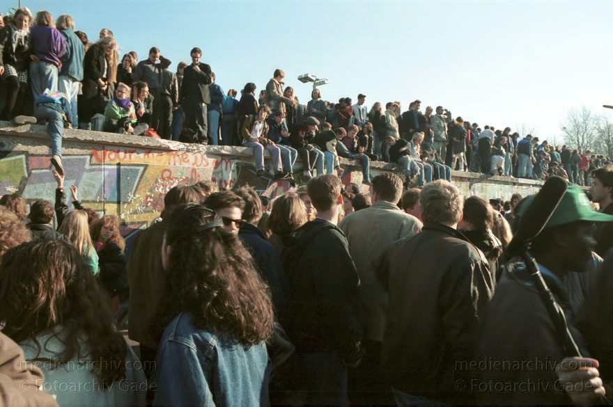 Menschen auf der Berliner Mauer vor dem Brandenburger Tor
10. November 1989. Berlin. Mitte. Tiergarten. Die DDR öffnet ihre Grenze. Menschen versammeln sich an der Mauer vor dem Brandenburger Tor.
Schlüsselwörter: berlin wall;Berliner Mauer;DDR;DDR Grenze;Deutsche Demokratische Republik;Deutschland;GDR;Germany;Grenze;iron curtain;Mitte;Ostberlin;Berlin;Ostzone