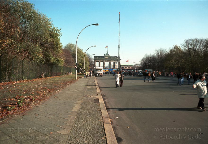 Menschen auf der Berliner Mauer vor dem Brandenburger Tor
10. November 1989. Berlin. Mitte. Tiergarten. Die DDR öffnet ihre Grenze. Menschen versammeln sich an der Mauer vor dem Brandenburger Tor.
Schlüsselwörter: Berlin;Berlin Wall;Berliner Mauer;DDR;DDR Grenze;Deutsche Demokratische Republik;Deutschland;GDR;Germany;Grenze;iron curtain;Mauer;Mitte;Ostberlin;1989;Ostzone