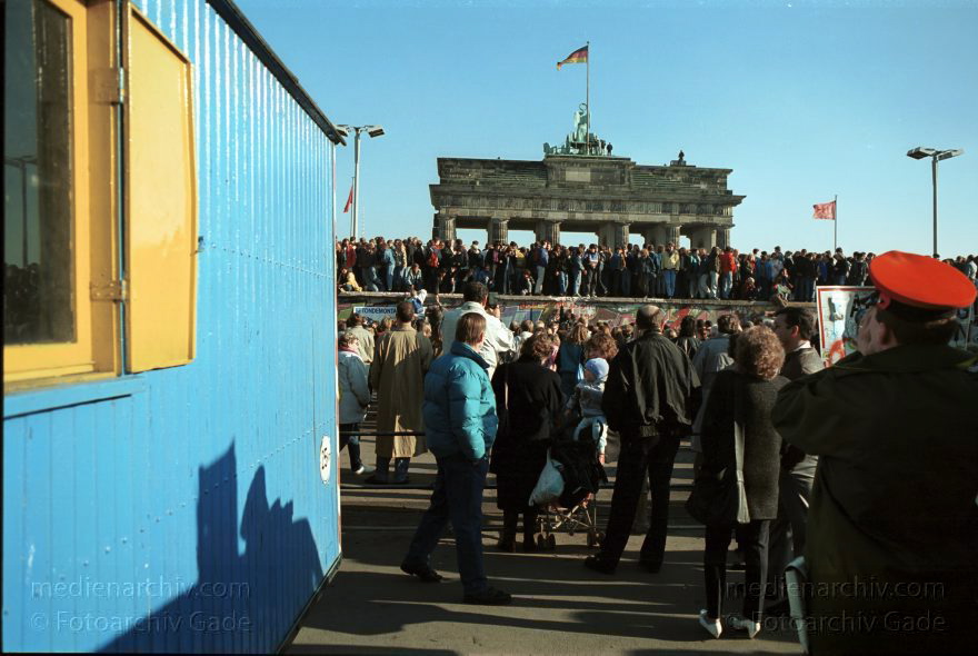 Straße des Juni. Brandenburger Tor
10. November 1989. Berlin. Mitte. Tiergarten. Die DDR öffnet ihre Grenze. Menschen versammeln sich an der Mauer vor dem Brandenburger Tor.
Schlüsselwörter: Berlin;berlin wall;Berliner Mauer;Brandenburger Tor;DDR;DDR Grenze;Deutsche Demokratische Republik;Deutschland;GDR;Germany;Grenze;iron curtain;Mauer;Mitte;Ostberlin;1989;Ostzone