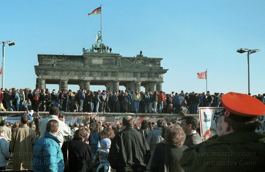 Berliner Mauer vor dem Brandenburger Tor
10. November 1989. Berlin. Mitte. Tiergarten. Die DDR öffnet ihre Grenze. Menschen versammeln sich an der Mauer vor dem Brandenburger Tor.
Schlüsselwörter: berlin wall;Berliner Mauer;Brandenburger Tor;DDR;DDR Grenze;Deutsche Demokratische Republik;Deutschland;GDR;Germany;Grenze;iron curtain;Mauer;Mitte;Ostberlin;Berlin;Ostzone