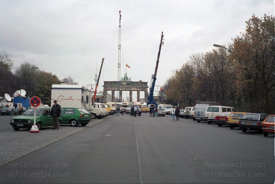 Berlin. Berliner Mauer am Brandenburger Tor
14. November 1989. Berlin. Mitte. Tiergarten. Berliner Mauer
Schlüsselwörter: berlin wall;Berliner Mauer;Brandenburger Tor;DDR;DDR Grenze;Deutsche Demokratische Republik;Deutschland;GDR;Germany;Grenze;iron curtain;Mauer;Mitte;Ostberlin;Ostzone;Berlin;Tiergarten