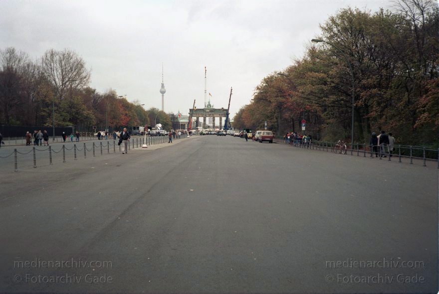 Berlin. Berliner Mauer am Brandenburger Tor
14. November 1989. Berlin. Mitte. Tiergarten. Berliner Mauer
Schlüsselwörter: berlin wall;Berliner Mauer;DDR;DDR Grenze;Deutsche Demokratische Republik;Deutschland;GDR;Germany;Grenze;iron curtain;Mauer;Mitte;Ostberlin;Ostzone;Berlin;Tiergarten