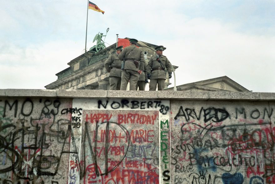 Berlin. Berliner Mauer am Brandenburger Tor
14. November 1989. Berlin. Mitte. Tiergarten. Berliner Mauer
Schlüsselwörter: berlin wall;Berliner Mauer;Brandenburger Tor;DDR;DDR Grenze;Deutsche Demokratische Republik;Deutschland;GDR;Germany;Grenze;iron curtain;Mauer;Mitte;Ostberlin;Ostzone;Berlin;Tiergarten
