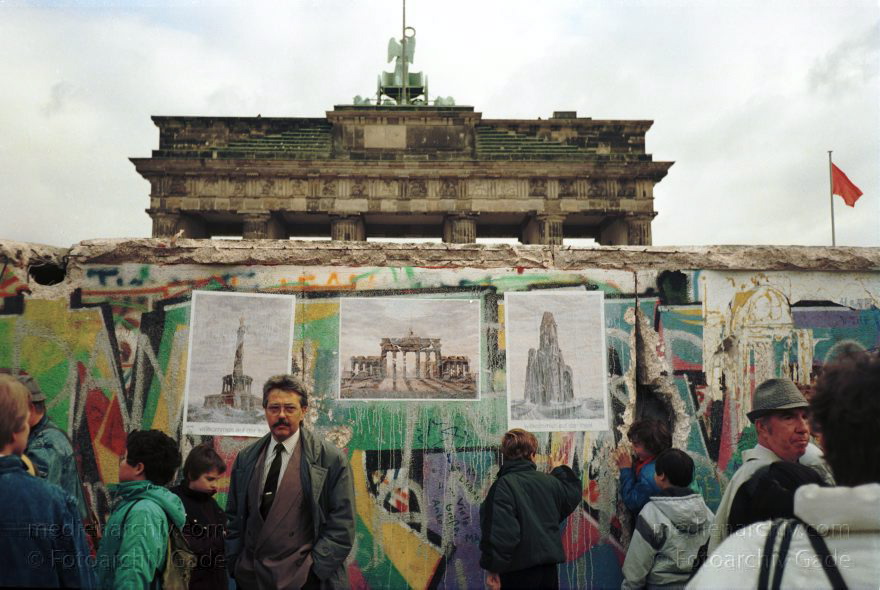 Berlin. Berliner Mauer am Brandenburger Tor
14. November 1989. Berlin. Mitte. Tiergarten. Berliner Mauer
Schlüsselwörter: berlin wall;Berliner Mauer;Brandenburger Tor;DDR;DDR Grenze;Deutsche Demokratische Republik;Deutschland;GDR;Germany;Grenze;iron curtain;Mauer;Mitte;Ostberlin;Ostzone;Berlin;Tiergarten