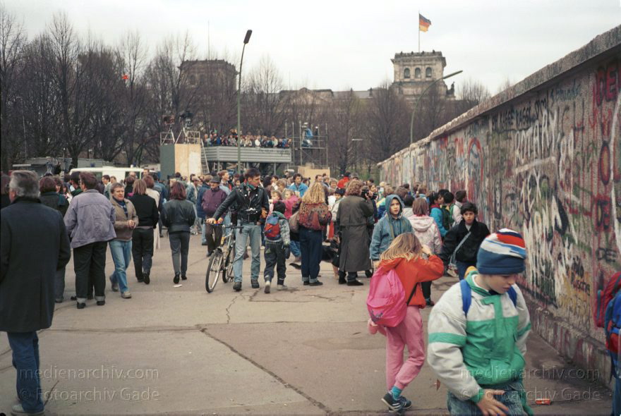 Berlin. Berliner Mauer am Brandenburger Tor
14. November 1989. Berlin. Mitte. Tiergarten. Berliner Mauer
Schlüsselwörter: berlin wall;Berliner Mauer;DDR;DDR Grenze;Deutsche Demokratische Republik;Deutschland;GDR;Germany;Grenze;iron curtain;Mauer;Mitte;Ostberlin;Ostzone;Berlin;Tiergarten