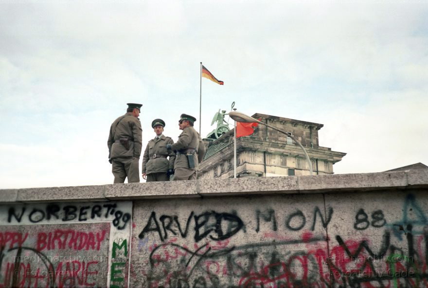 Berlin. Berliner Mauer am Brandenburger Tor
14. November 1989. Berlin. Mitte. Tiergarten. Berliner Mauer
Schlüsselwörter: berlin wall;Berliner Mauer;Brandenburger Tor;DDR;DDR Grenze;Deutsche Demokratische Republik;Deutschland;GDR;Germany;Grenze;iron curtain;Mauer;Mitte;Ostberlin;Ostzone;Berlin;Tiergarten