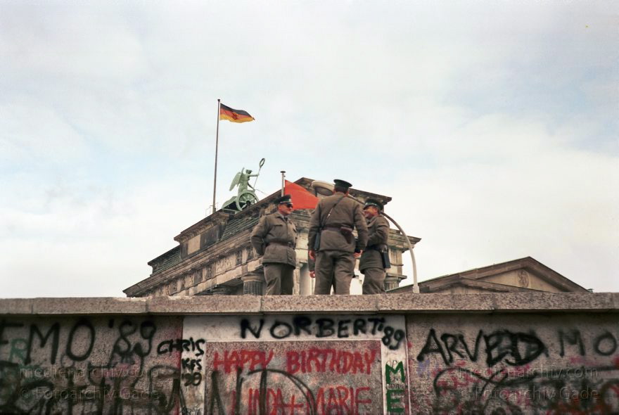 Berlin. Berliner Mauer am Brandenburger Tor
14. November 1989. Berlin. Mitte. Tiergarten. Berliner Mauer
Schlüsselwörter: berlin wall;Berliner Mauer;Brandenburger Tor;DDR;DDR Grenze;Deutsche Demokratische Republik;Deutschland;GDR;Germany;Grenze;iron curtain;Mauer;Mitte;Ostberlin;Ostzone;Berlin;Tiergarten