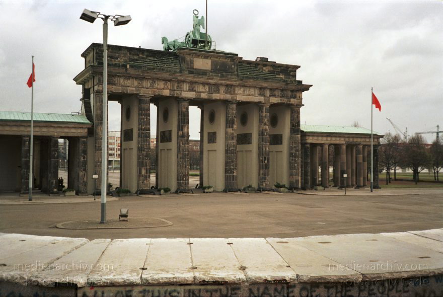Berlin. Berliner Mauer am Brandenburger Tor
14. November 1989. Berlin. Mitte. Tiergarten. Berliner Mauer
Schlüsselwörter: berlin wall;Berliner Mauer;Brandenburger Tor;DDR;DDR Grenze;Deutsche Demokratische Republik;Deutschland;GDR;Germany;Grenze;iron curtain;Mauer;Mitte;Ostberlin;Ostzone;Berlin;Tiergarten