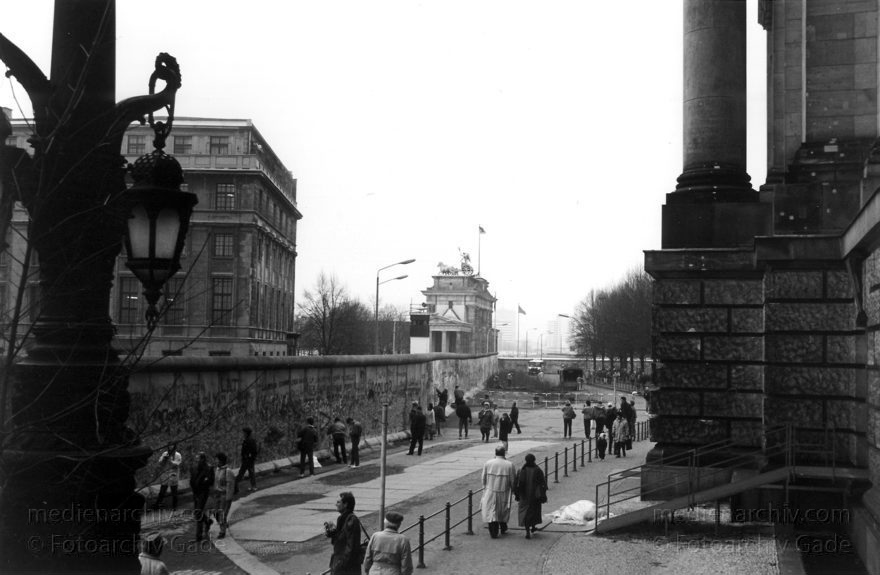 Berliner Mauer am Brandenburger Tor. DDR-Grenze
20. 12. 1989. Berlin. DDR Grenze. Mitte. Blick vom Reichstag zum Brandenburger Tor. Berliner Mauer
Schlüsselwörter: Berlin;berlin wall;Berliner Mauer;Brandenburger Tor;DDR;DDR Grenze;Deutsche Demokratische Republik;Deutschland;GDR;Germany;Grenze;iron curtain;Mauer;Mitte;Ostberlin;Ostzone;1989;Reichstag