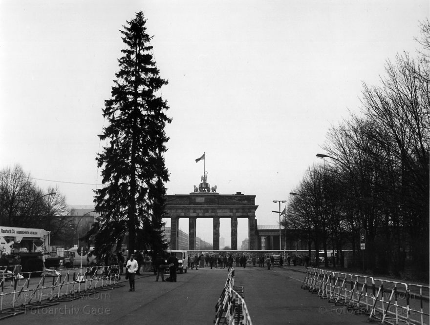 Berliner Mauer am Brandenburger Tor. DDR-Grenze
20. 12. 1990. Berlin. Mitte. Berliner Mauer
Schlüsselwörter: Berlin;berlin wall;Berliner Mauer;Brandenburger Tor;DDR;DDR Grenze;Deutsche Demokratische Republik;Deutschland;GDR;Germany;Grenze;iron curtain;Mitte;Ostberlin;Ostzone;1989;Tiergarten