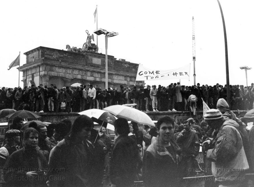 Berliner Mauer am Brandenburger Tor. DDR-Grenze
Dezember 1989. Berlin. Tiergarten. Mitte. Weihnachtsbaum vor dem Brandenburger Tor
Schlüsselwörter: Berlin;berlin wall;Berliner Mauer;Brandenburger Tor;DDR;DDR Grenze;Deutsche Demokratische Republik;Deutschland;GDR;Germany;Grenze;iron curtain;Mitte;Ostberlin;1989;Ostzone