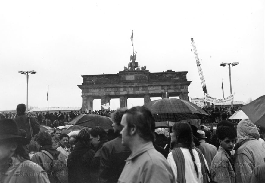 Berlin. Berliner Mauer. Grenzposten
22.12.1989. Deutschland. Berlin. Mitte. Berliner Mauer. 5 Grenzbeamte und ein..Besucher.
Schlüsselwörter: Berlin;berlin wall;Berliner Mauer;Brandenburger Tor;DDR;DDR Grenze;Deutsche Demokratische Republik;Deutschland;GDR;Germany;Grenze;iron curtain;Mitte;Ostberlin;1989;Ostzone