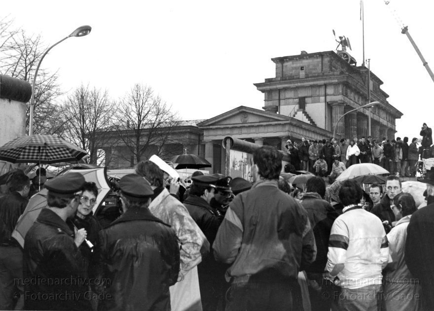 Berliner Mauer. Massenandrang zur Eröffnung des Brandenburger Tores
22.12.1989. Deutschland. Berlin. Mitte. Berliner Mauer. Massenandrang zur Eröffnung des Brandenburger Tores.
Schlüsselwörter: Berlin;berlin wall;Berliner Mauer;Brandenburger Tor;DDR;DDR Grenze;Deutsche Demokratische Republik;Deutschland;GDR;Germany;Grenze;iron curtain;Mitte;Ostberlin;1989;Ostzone