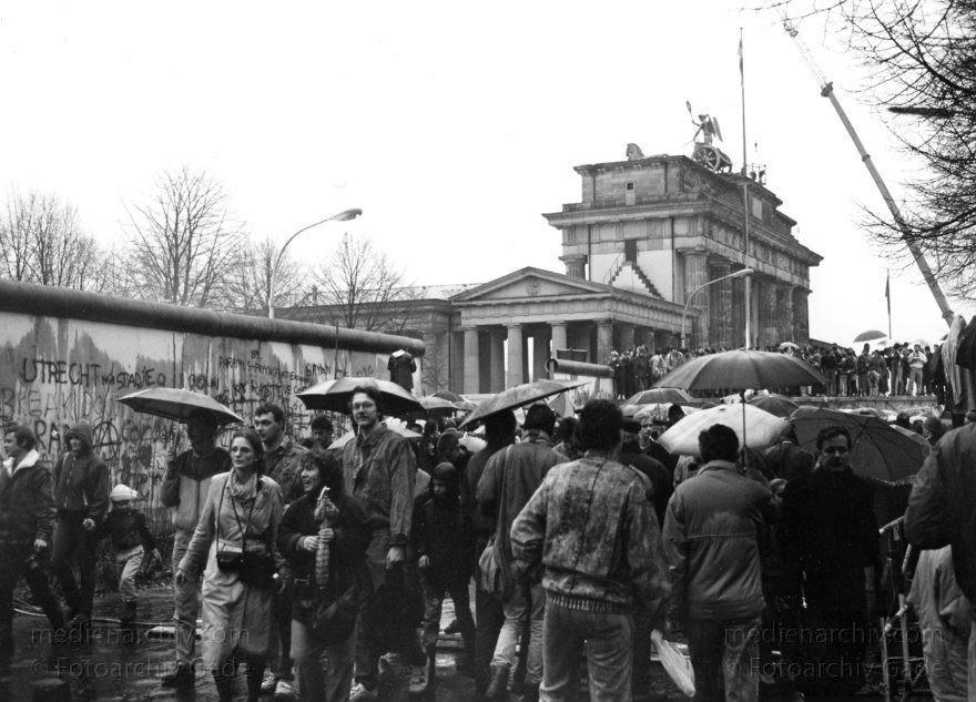 Berliner Mauer. Massenandrang zur Eröffnung des Brandenburger Tores
22.12.1989. Deutschland. Berlin. Mitte. Berliner Mauer. Massenandrang zur Eröffnung des Brandenburger Tores.
Schlüsselwörter: Berlin;berlin wall;Berliner Mauer;Brandenburger Tor;DDR;DDR Grenze;Deutsche Demokratische Republik;Deutschland;GDR;Germany;Grenze;iron curtain;Mitte;Ostberlin;1989;Ostzone