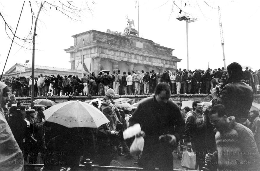 Berliner Mauer - Grenze der DDR
22.12.1989. Deutschland. Berlin. Mitte. Berliner Mauer. Massenandrang zur Eröffnung des Brandenburger Tores.
Schlüsselwörter: Berlin;berlin wall;Berliner Mauer;Brandenburger Tor;DDR;DDR Grenze;Deutsche Demokratische Republik;Deutschland;GDR;Germany;Grenze;iron curtain;Mitte;Ostberlin;1989;Ostzone
