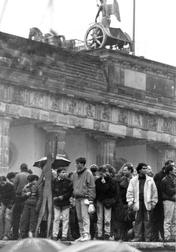 Berliner Mauer - Grenze der DDR
22.12.1989. Deutschland. Berlin. Mitte. Berliner Mauer. Das West Berliner Publikum erklomm die Berliner Mauer.
Schlüsselwörter: Berlin;berlin wall;Berliner Mauer;Brandenburger Tor;DDR;DDR Grenze;Deutsche Demokratische Republik;Deutschland;GDR;Germany;Grenze;iron curtain;Mitte;Ostberlin;1989;Ostzone