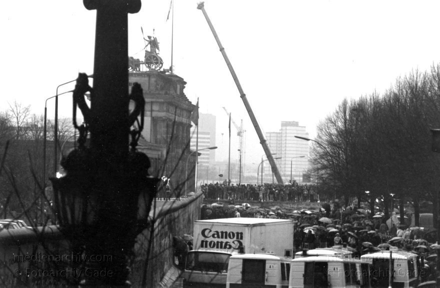 Berliner Mauer - Grenze der DDR
22.12.1989. Deutschland. Berlin. Mitte. Berliner Mauer. Polizeiaufkommen an der Berliner Mauer.
Schlüsselwörter: Berlin;berlin wall;Berliner Mauer;DDR;DDR Grenze;Deutsche Demokratische Republik;Deutschland;GDR;Germany;Grenze;iron curtain;Mitte;Ostberlin;1989;Ostzone