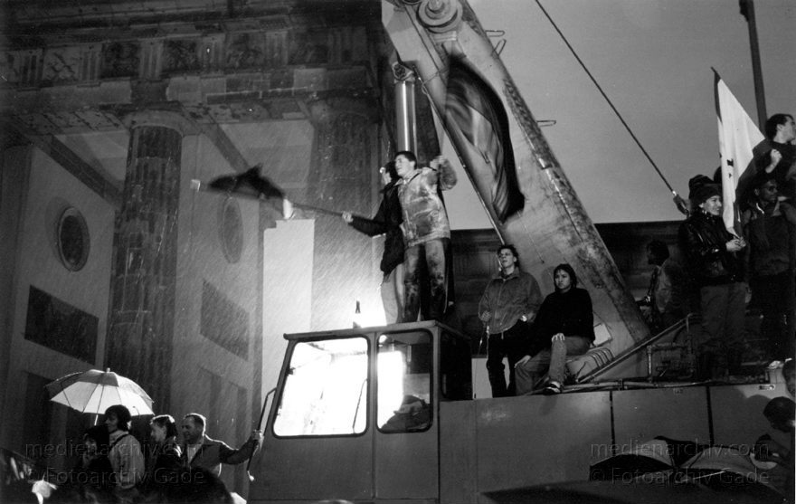 Brandenburger Tor. Berliner Mauer - Grenze der DDR
Brandenburger Tor. Dezember 1989. Kurz nach der Maueröffnung. Am Abend.
Schlüsselwörter: Berlin;berlin wall;Berliner Mauer;Brandenburger Tor;DDR;DDR Grenze;Deutsche Demokratische Republik;Deutschland;GDR;Germany;Grenze;iron curtain;Maueröffnung;Mitte;Ostberlin;1989;Ostzone