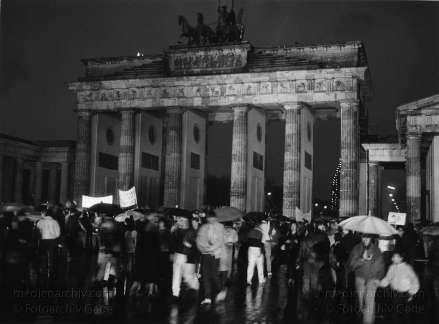 Brandenburger Tor. Berliner Mauer - Grenze der DDR
Brandenburger Tor. Dezember 1989. Kurz nach der Maueröffnung. Am Abend.
Schlüsselwörter: Berlin;berlin wall;Berliner Mauer;Brandenburger Tor;DDR;DDR Grenze;Deutsche Demokratische Republik;Deutschland;GDR;Germany;Grenze;iron curtain;Maueröffnung;Mitte;Ostberlin;1989;Ostzone