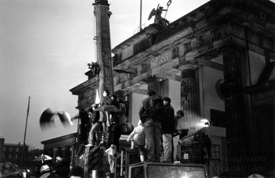 Brandenburger Tor. Berliner Mauer - Grenze der DDR
Brandenburger Tor. Dezember 1989. Kurz nach der Maueröffnung. Am Abend.
Schlüsselwörter: Berlin;Berlin Wall;Berliner Mauer;Brandenburger Tor;DDR;DDR Grenze;Deutsche Demokratische Republik;Deutschland;GDR;Germany;Grenze;iron curtain;Maueröffnung;Mitte;Ostberlin;1989;Ostzone