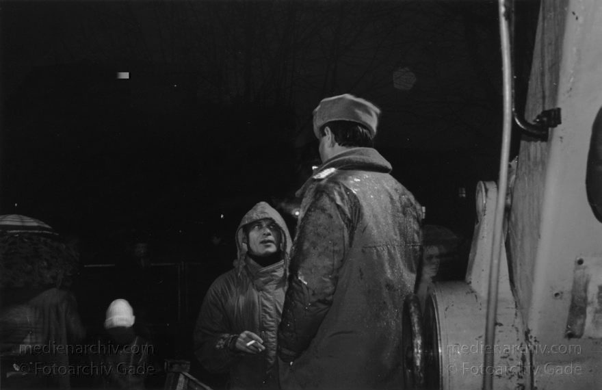 Brandenburger Tor. Berliner Mauer - Grenze der DDR
Brandenburger Tor. Dezember 1989. Kurz nach der Maueröffnung. Am Abend.
Schlüsselwörter: Berlin;berlin wall;Berliner Mauer;DDR;DDR Grenze;Deutsche Demokratische Republik;Deutschland;GDR;Germany;Grenze;iron curtain;Maueröffnung;Mitte;Ostberlin;1989;Ostzone
