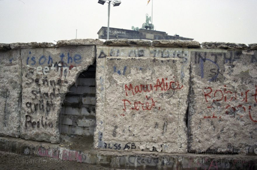Berliner Mauer am Brandenburger Tor.
7. 1. 1990. Berlin. Mitte. Berliner Mauer am Brandenburger Tor. DDR-Grenze zwischen Tiergarten und Mitte
Schlüsselwörter: Berlin;Berlin Wall;Berliner Mauer;Brandenburger Tor;DDR;GDR;Germany;Grenze;Mitte;1990;Ostberlin