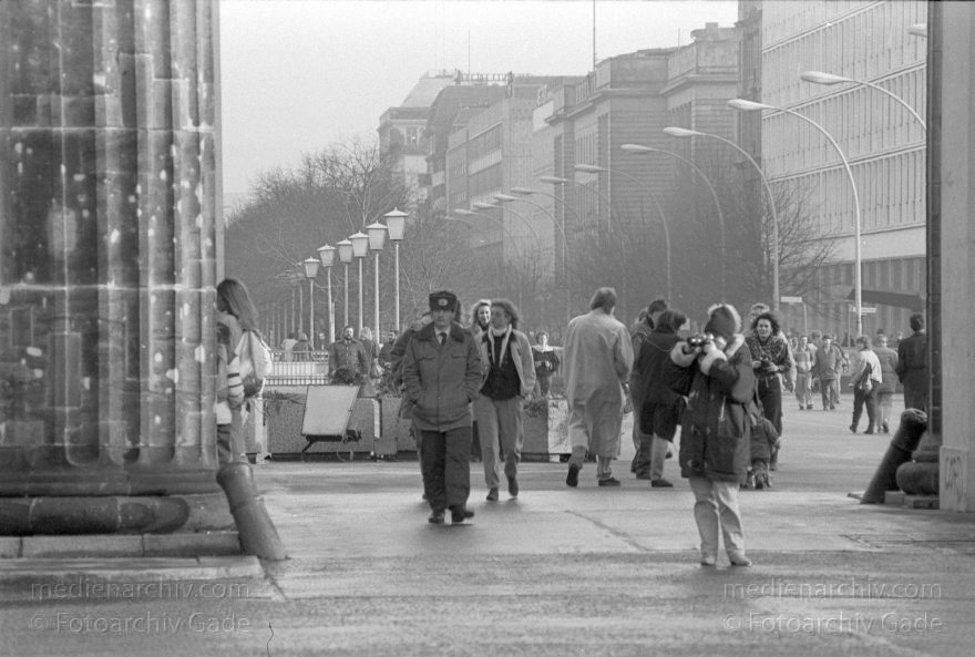 Berliner Mauer am Brandenburger Tor. DDR-Grenze
19. 1. 1990. Berlin. Mitte. DDR. Brandenburger Tor. Pariser Platz. Säulen. GDR. German Democratic Republic. Brandenburg Gate
Schlüsselwörter: Berlin;Berlin Wall;Berliner Mauer;Brandenburg Gate;Brandenburger Tor;DDR;DDR Grenze;Deutsche Demokratische Republik;Deutschland;GDR;German Democratic Republic;Germany;iron curtain;Ostberlin;Ostzone;1990;Säulen