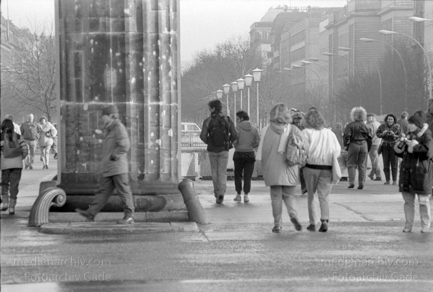 Berliner Mauer am Brandenburger Tor. DDR-Grenze
19. 1. 1990. Berlin. Mitte. DDR. Brandenburger Tor. Pariser Platz. Säulen. GDR. German Democratic Republic. Brandenburg Gate
Schlüsselwörter: Berlin;Berlin Wall;Berliner Mauer;Brandenburg Gate;Brandenburger Tor;DDR;DDR Grenze;Deutsche Demokratische Republik;Deutschland;GDR;German Democratic Republic;Germany;iron curtain;Ostberlin;Ostzone;1990;Säulen