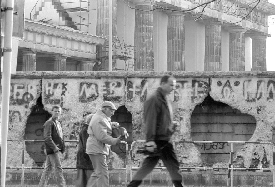 Berliner Mauer am Brandenburger Tor. DDR-Grenze
19. 1. 1990. Berlin. Mitte. DDR. Brandenburger Tor. Säulen. GDR. German Democratic Republic. Brandenburg Gate
Schlüsselwörter: Berlin;berlin wall;Berliner Mauer;Brandenburg Gate;Brandenburger Tor;DDR;DDR Grenze;Deutsche Demokratische Republik;Deutschland;East german frontier;GDR;German Democratic Republic;Germany;Grenze;iron curtain;Ostberlin;1990;Ostzone